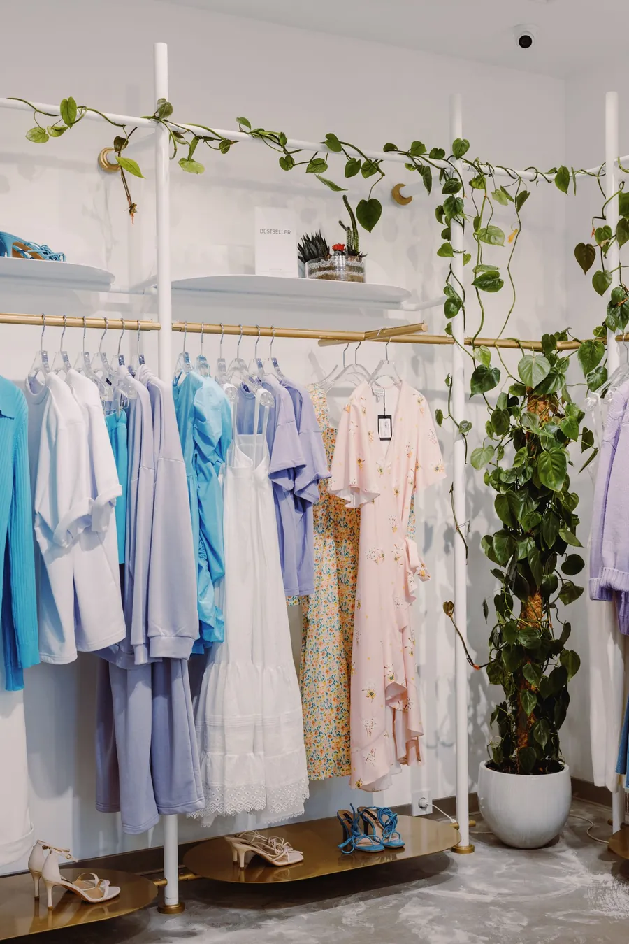 Vestidos colgados en la boutique